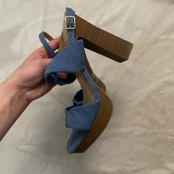 Eyelet heels - Picture 2 of 3